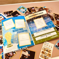 Álbum de memórias casal Copa 2026 aberto, com fotos, referências aos campeões e espaços para registros.