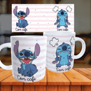 Colorful Stitch mugs featuring expressions 'Com café' and 'Sem café' on a wooden table.