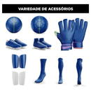 Variedade de acessórios de futebol, incluindo bolas, chuteiras, luvas, caneleiras e meias azuis.