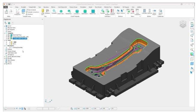 Visualização do modelo 3D em POWERMILL Autodesk, mostrando o contorno de uma peça usinada.